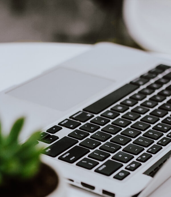 Макбук на столе